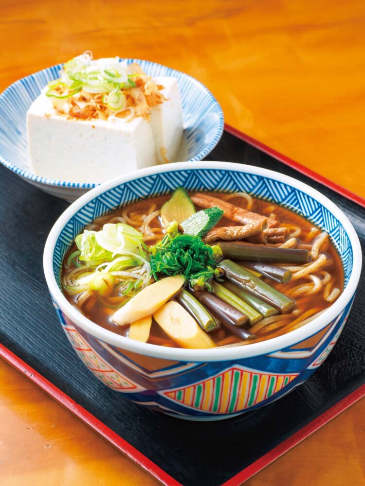 ウドやワラビなどがのった山菜そば980円。