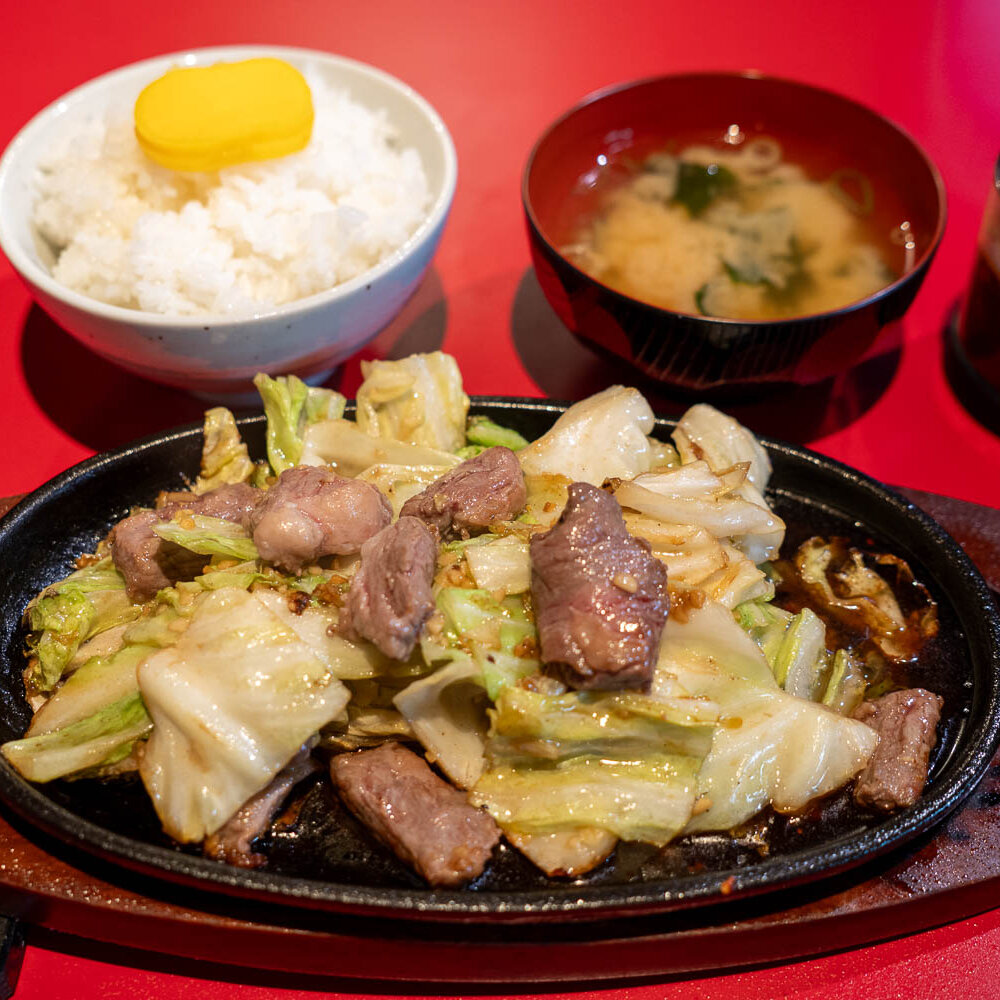 新高円寺『鉄板焼肉 三冠王』で福岡のB級グルメをランチに。ごはんが消える！ 豚ハラミとキャベツの鉄板焼肉