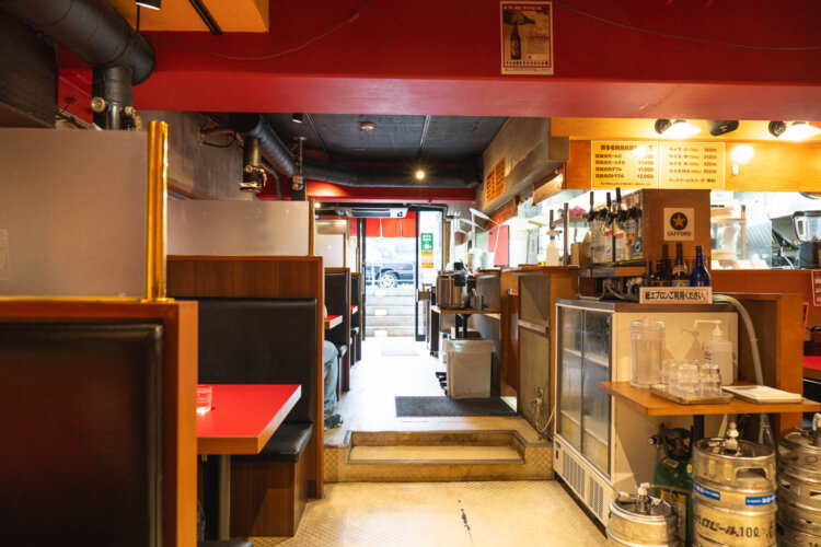 奥に広い店内は、コンパートメントのような区切られた客席がメイン。