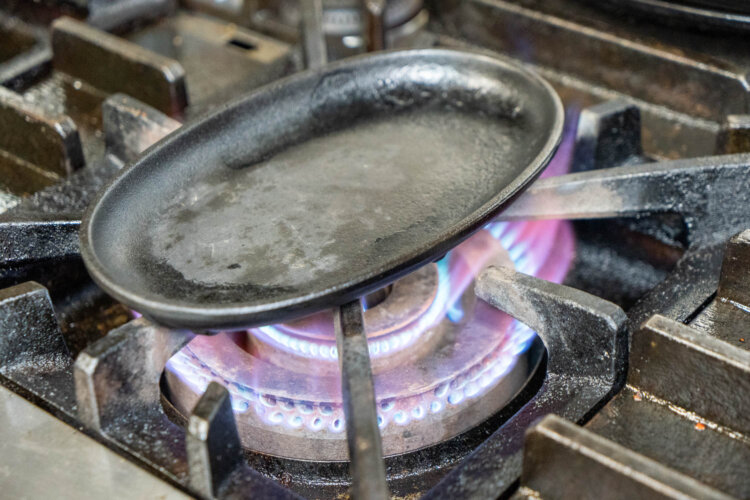 あらかじめ強火で熱せられるステーキ皿。