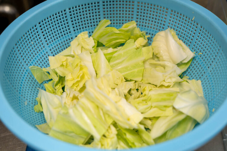 一人前の鉄板焼肉に使うキャベツはたっぷり250g。