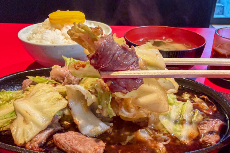 シャキシャキしたキャベツに肉のうまみが絡まる。