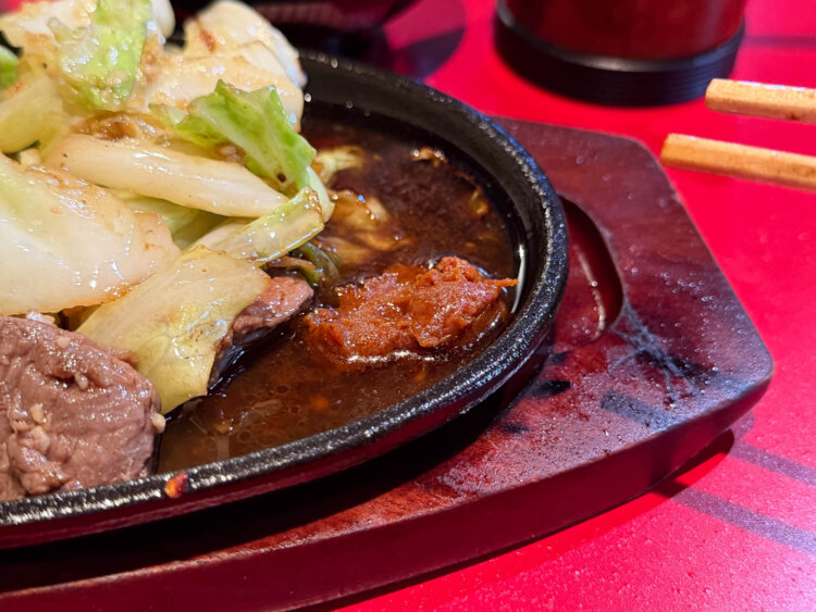 辛味噌は徐々に溶かして肉やキャベツに合わせるといい。