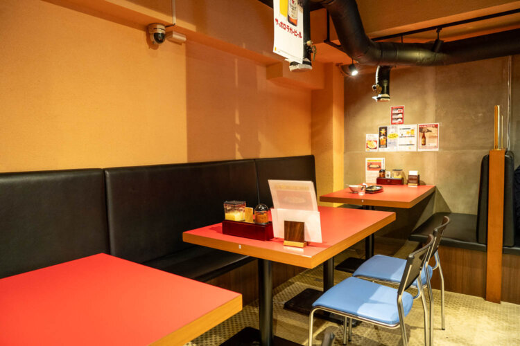 各テーブルの上には、焼肉店時代に使っていたダクトが残る。