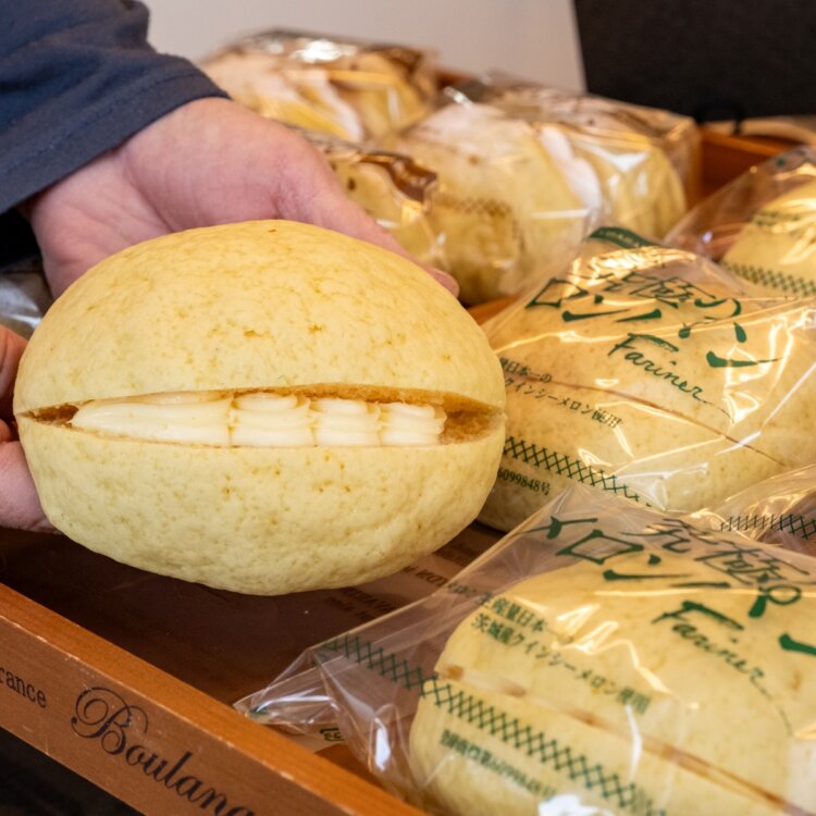 究極のメロンパンのカスタードクリームは、メロンの風味が引き立つよう甘さ控えめ。販売開始は9時で、秘密のメロンパンも店頭に並ぶ。