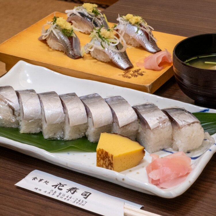 極上さば棒寿司（中）1760円と入梅いわしにぎり858円。伊達巻も絶品！