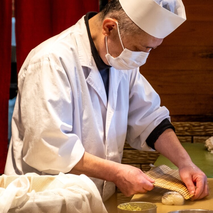 極上さば棒寿司は注文後に慣れた手つきで棒状に仕上げる。