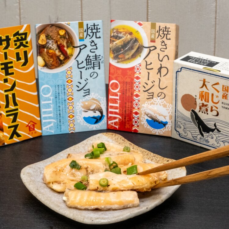 焼き鯖のアヒージョ432円、焼きいわしのアヒージ346円など気になる缶詰も。手前は炙りサーモンハラス497円の盛り付け例。