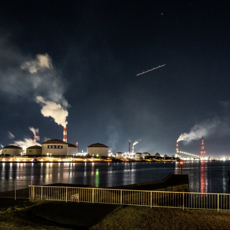 平成物産パーク港公園から鹿島港越しに見た工場夜景。成田国際空港へ向かう飛行機の点滅灯も心憎い演出だ。