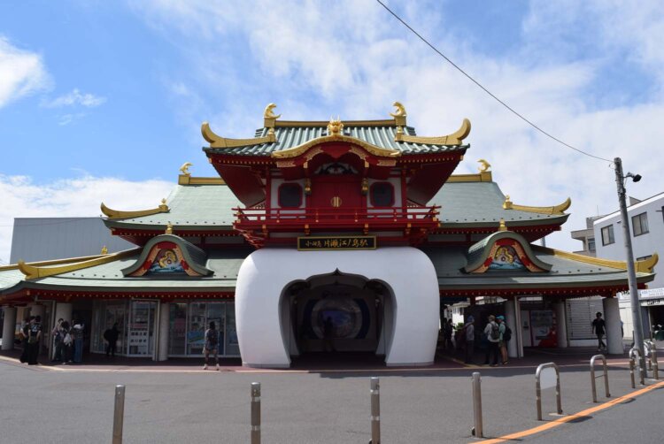 竜宮城をイメージした片瀬江ノ島駅の駅舎。