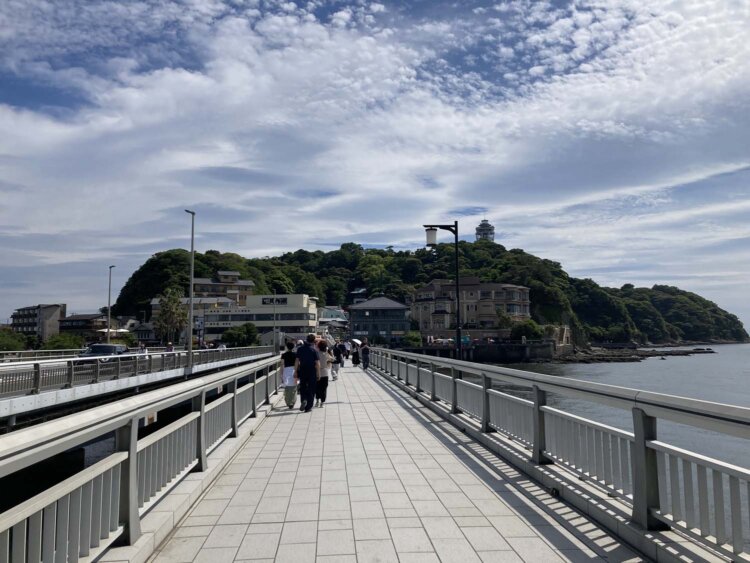 橋の上から江の島を眺める。