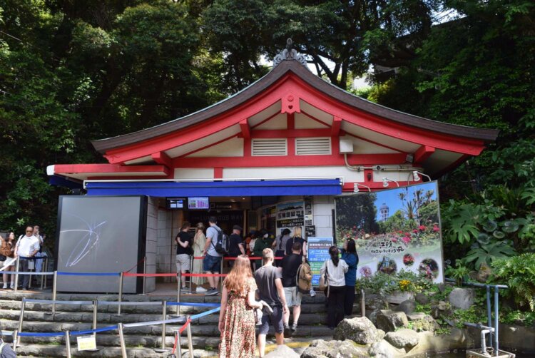 参道の脇に「江の島エスカー」の乗り場がある。