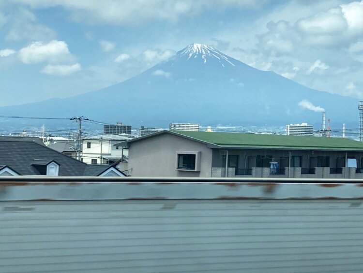 新幹線の車窓から見た富士山。