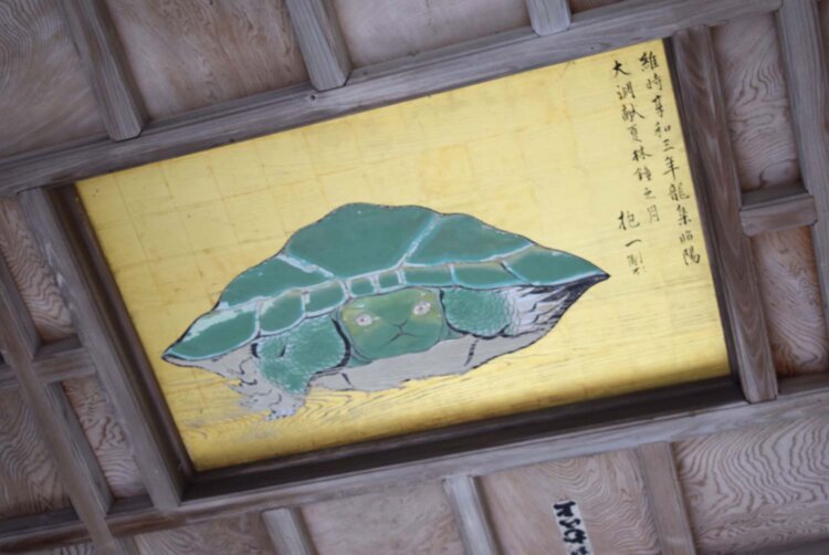 天井には酒井抱一が描いた「正面向亀図」のレプリカが。