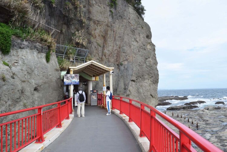 岩屋への入り口。