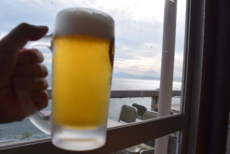 行きの新幹線からも見えた富士山に乾杯。