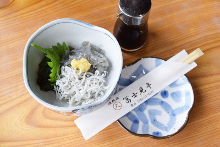生しらすと釜揚げしらすをつまみに飲む。