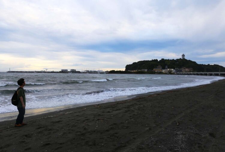 海から江の島を眺める。