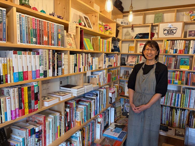 『民話の本屋 パングル・バーン』店主の吉村麗子さん。