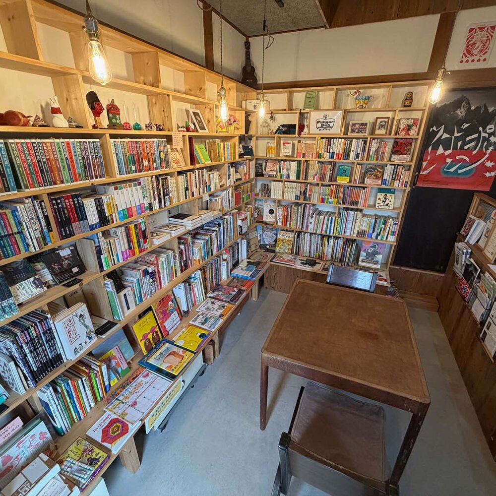 青梅市・藤橋。田園地帯の中に『民話の本屋 パングル・バーン』という不思議な書店があるそうな……