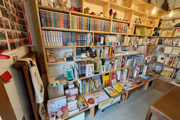 「日本」のコーナー。最上段には郷土玩具も。