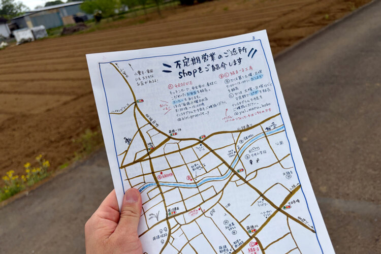 「白猫パングル新聞」の手書きマップを片手に……。