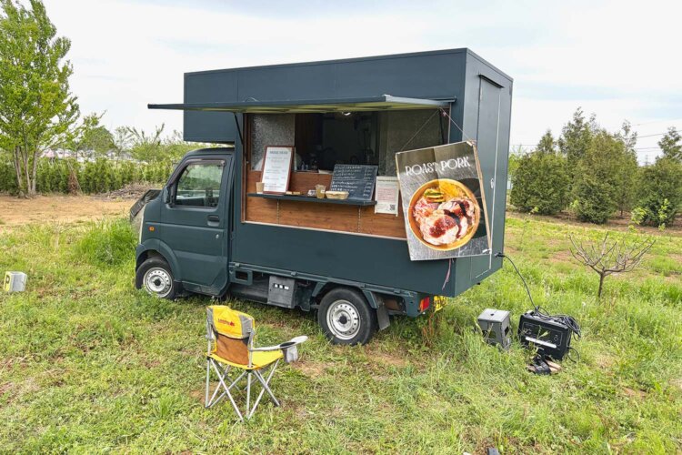 車の脇に、アウトドアチェアも。自由な空気感だ〜。