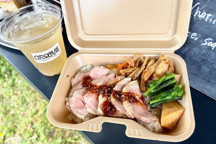 岩手産の館ヶ森高原豚を使ったローストポーク弁当1000円、自家製はちみつレモン（アイス）450円。