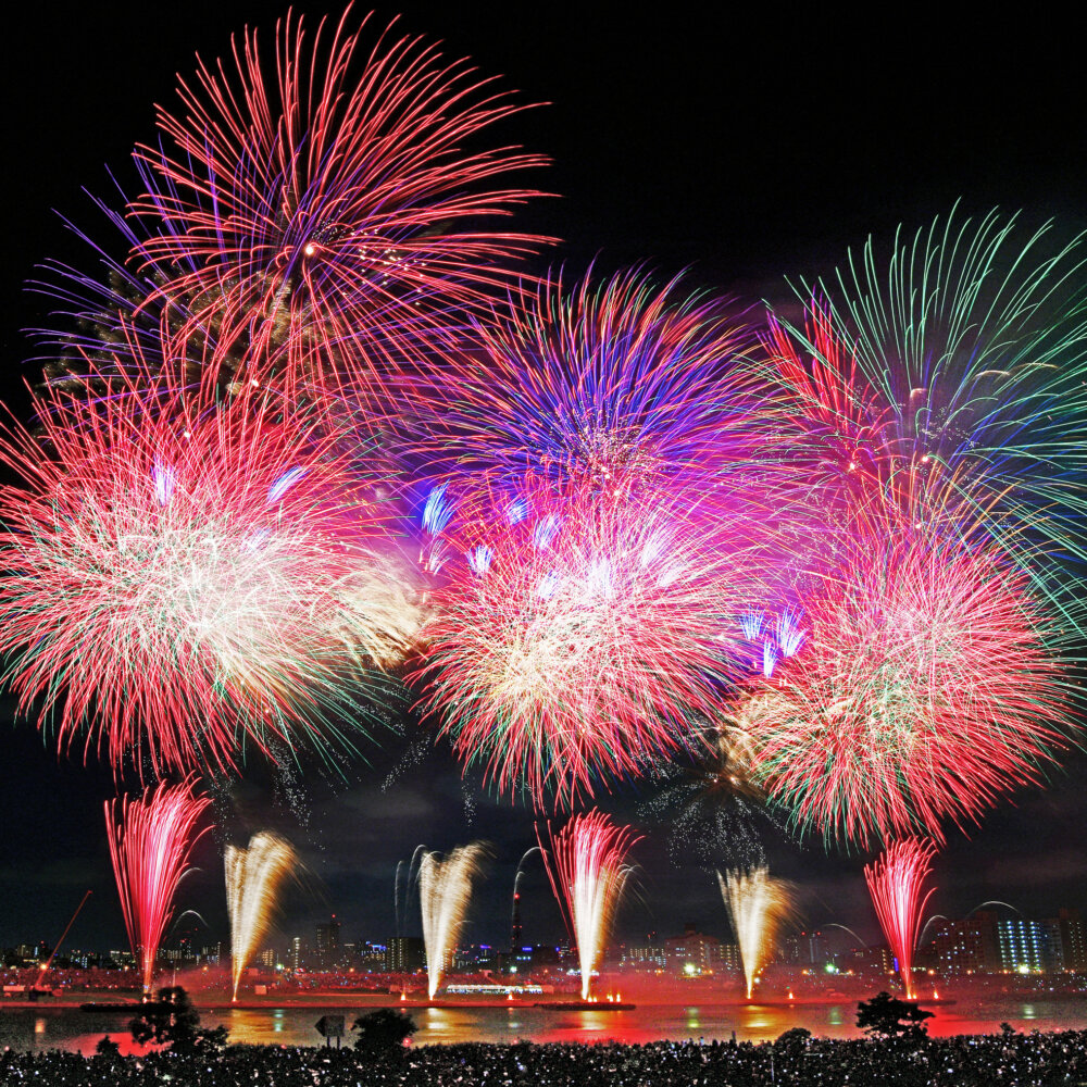 約１万3000発の花火を１時間ほぼノンストップで！「第48回足立の花火」が荒川河川敷で5月30日に開催