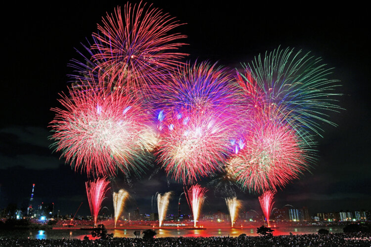 約１万3000発の花火を１時間ほぼノンストップで！「第48回足立の花火」が荒川河川敷で5月30日に開催