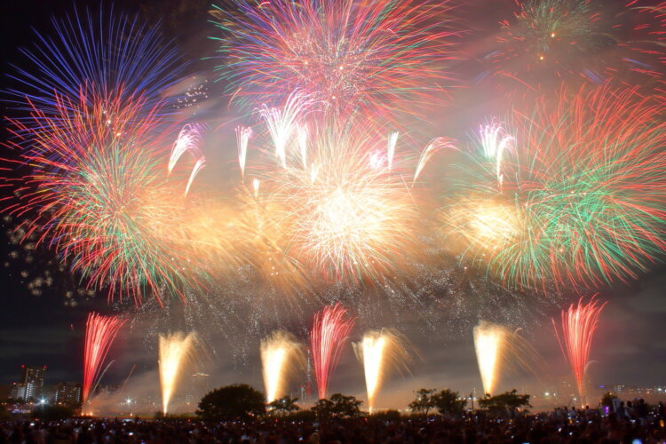 夜空を覆い尽くすほどの連発花火は圧巻！（写真＝あだち街フォトコンテスト２０２３応募作品　CAMEL氏）