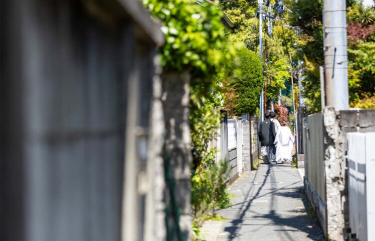 小町通りの裏路地は住民の抜け道で、時には花嫁・花婿も通り抜け。