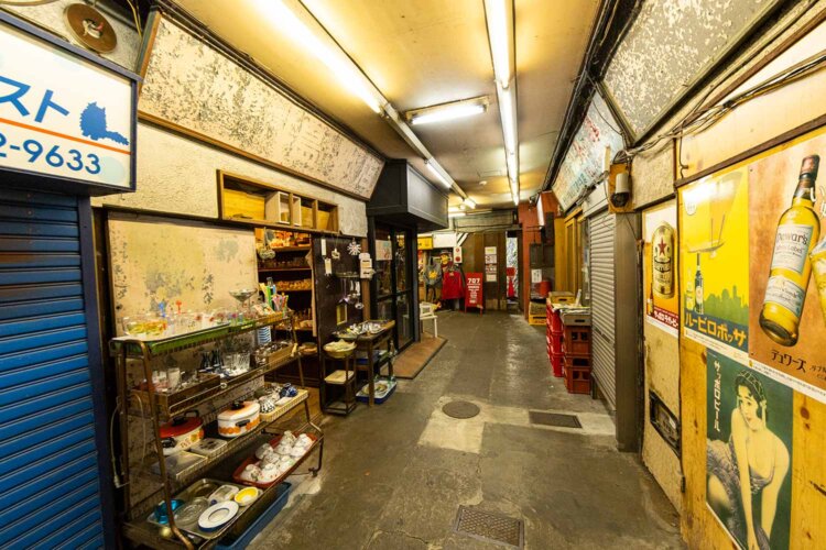 1958年創業の丸七商店街はレトロな風情だ。