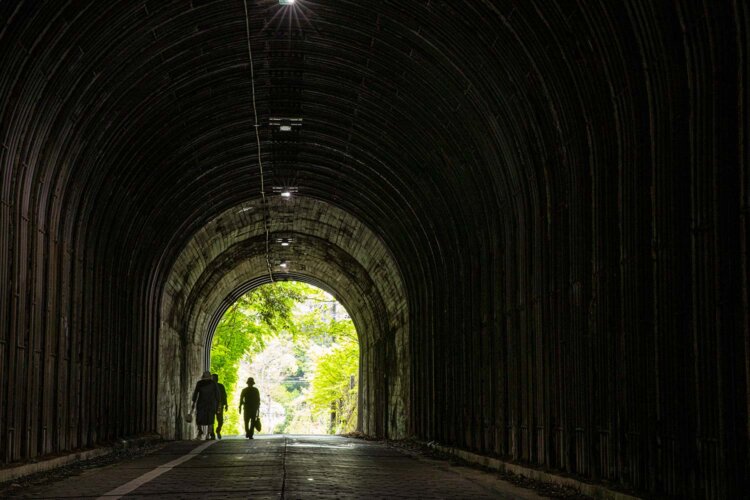 銭洗弁財天や佐助稲荷へ通じる佐助隧道。