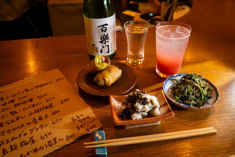 えぼ鯛のなれずし山椒佃煮添え650円、日本酒900円～など。
