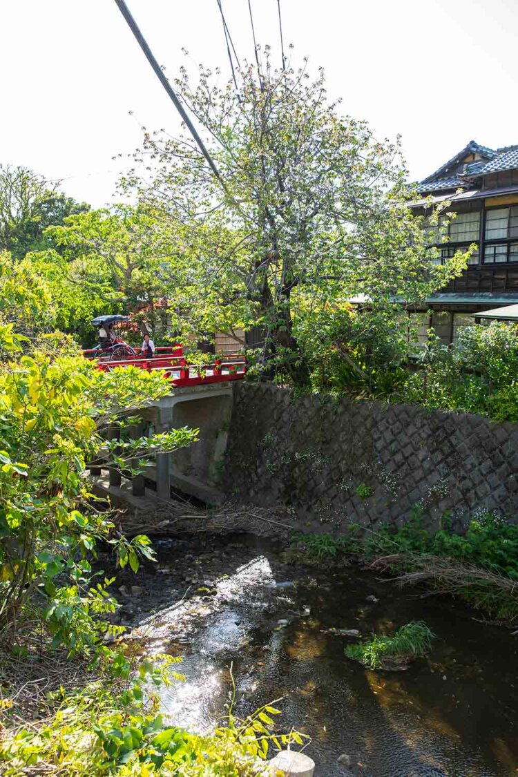 滑川にかかる紅色の琴弾橋（ことひきばし）は風流スポット。