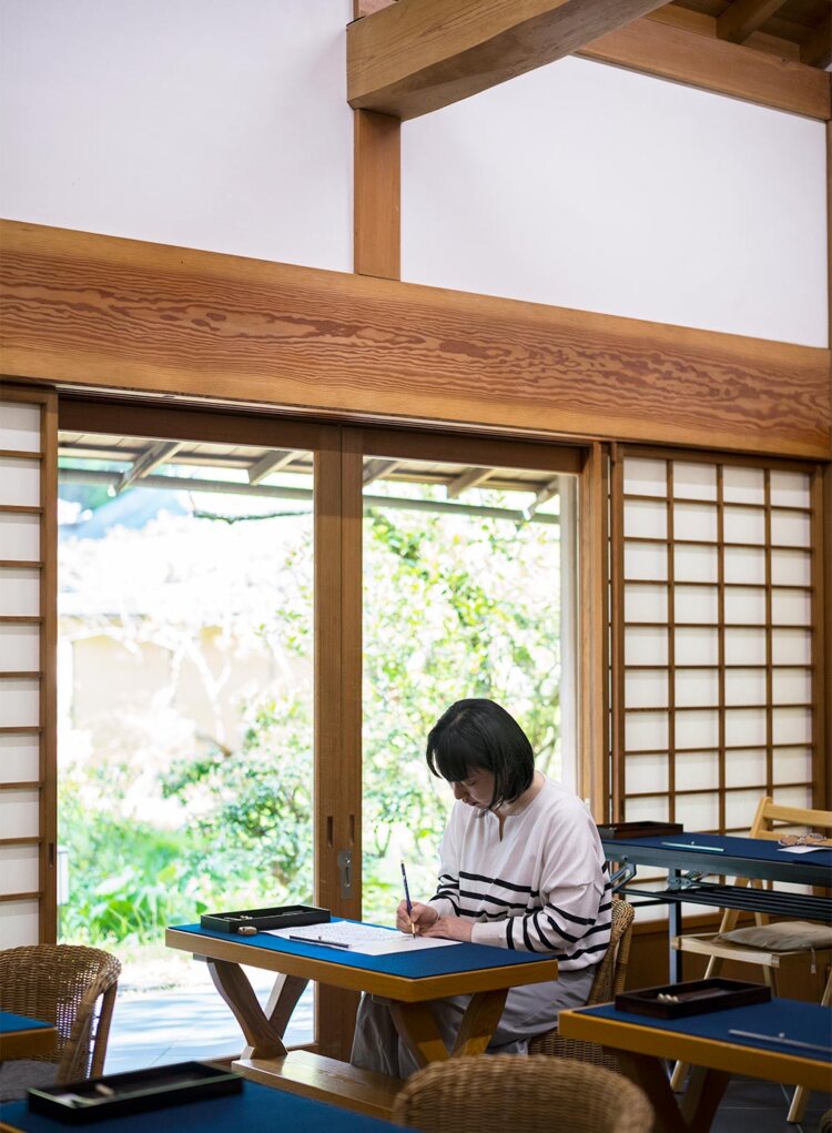 東慶寺の写経体験1500円（筆は別途500円。持ち込みも可能）。