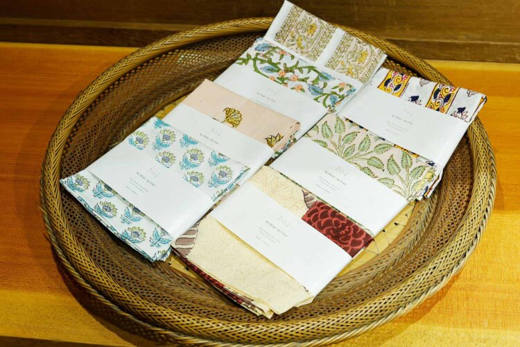 縁切り寺の歴史にちなんだayurvedaクレンジング・ティー650円、大判ハンカチ1500円などオリジナル商品も販売。