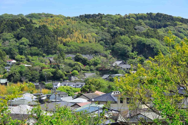 坂の上にある稲荷神社から、円覚寺方面を望む。