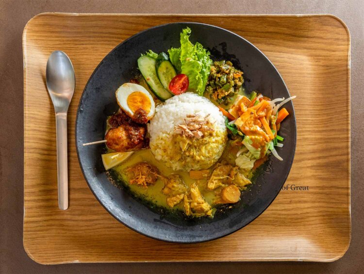 （取材時のメニュー）インドネシアプレート900円※一般の方は1300円。