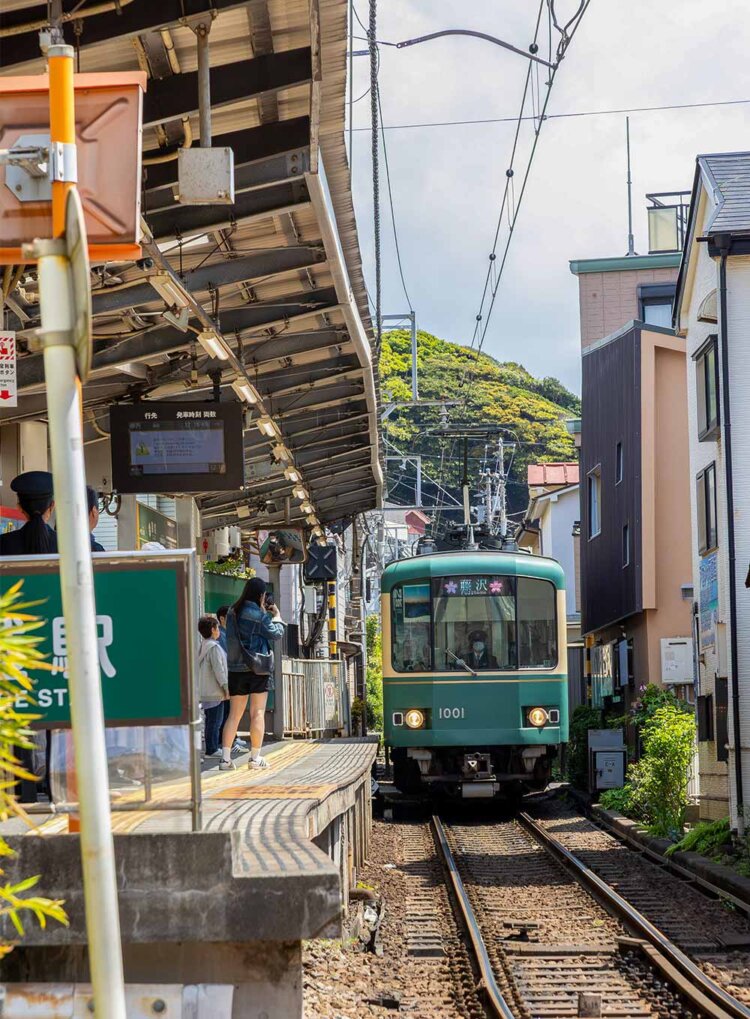 腰越駅に入線する1000形。短いホームなので4両編成は車両がはみ出す。