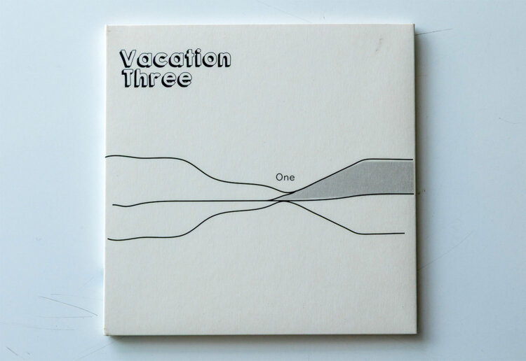 ギターボーカル、サックス、パーカッションのトリオ、Vacation ThreeのCD2000円。