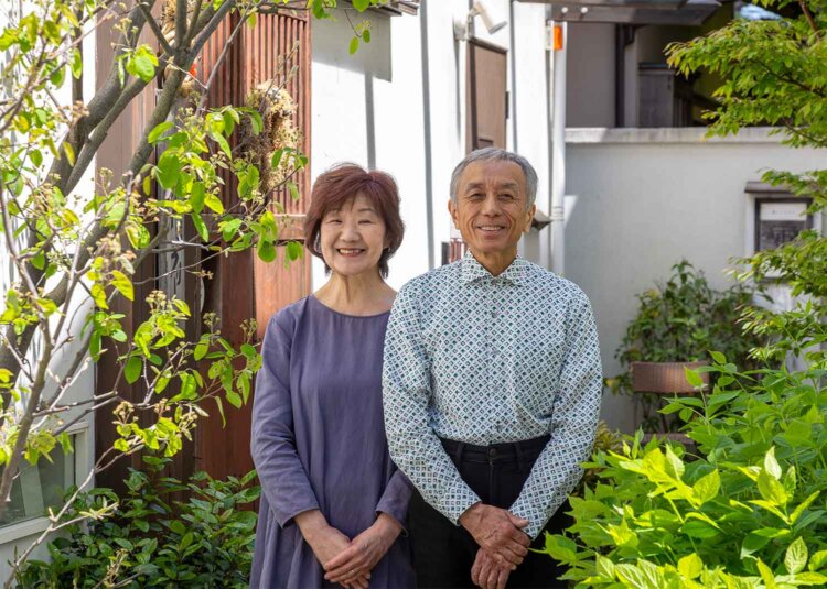 丁寧に説明してくれる内田光さんと妻・美枝子さん。