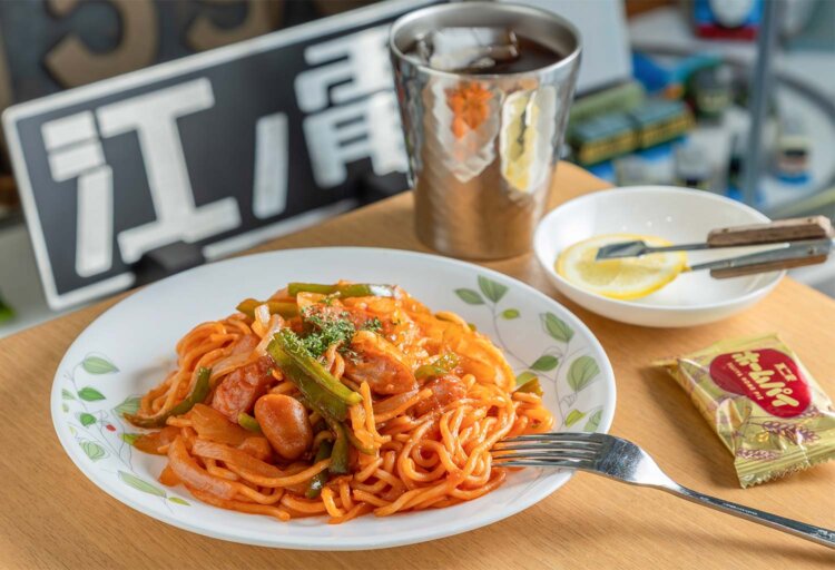 ナポリタン900円、アイスティー650円。