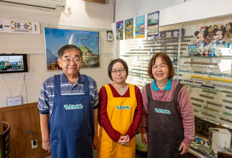 色違いのエプロン姿の田中さん、娘・美歌さん、妻・裕子さん。