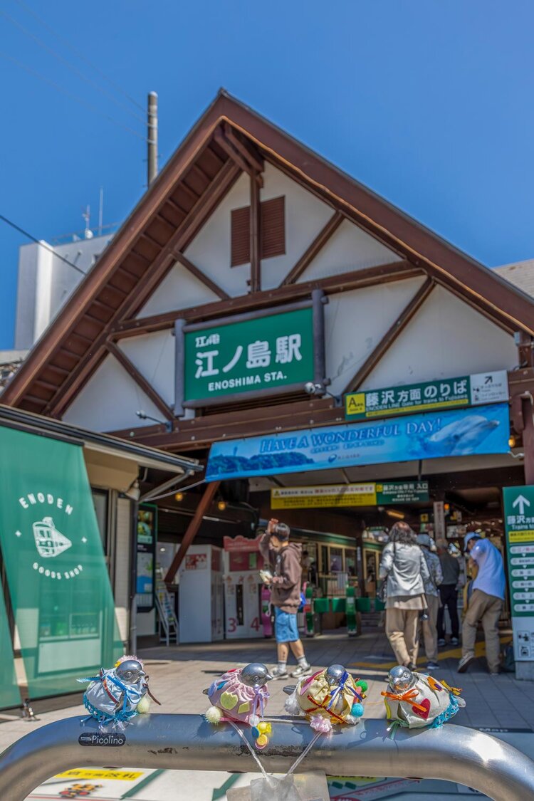 1台に4羽いるピコリーノ。江ノ島駅前には2台ある。