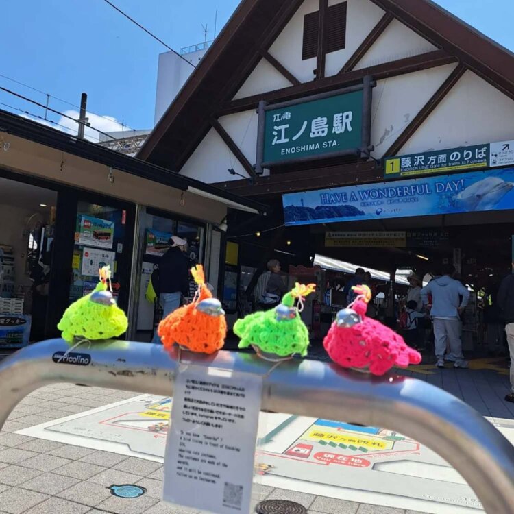 蛍光色がまぶしい80年代風!?（写真提供＝江のピコサポーター）。