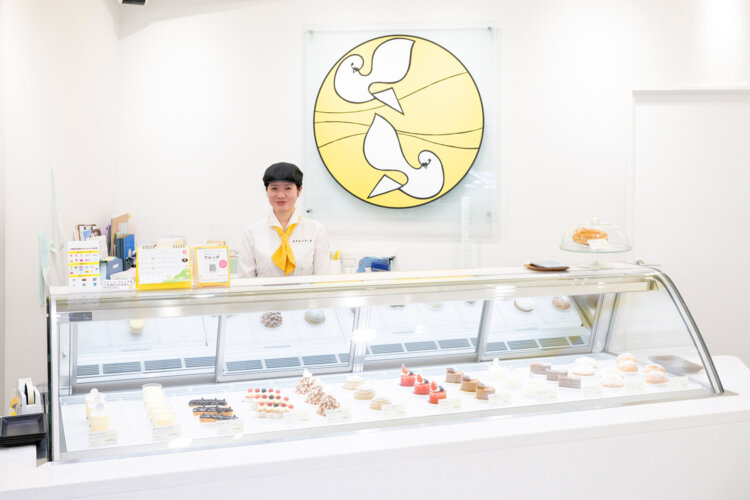 1階は売店。鳩デザインの装飾がキュートだ。