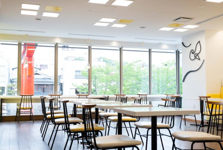 カフェは参道に面していて、開放的。