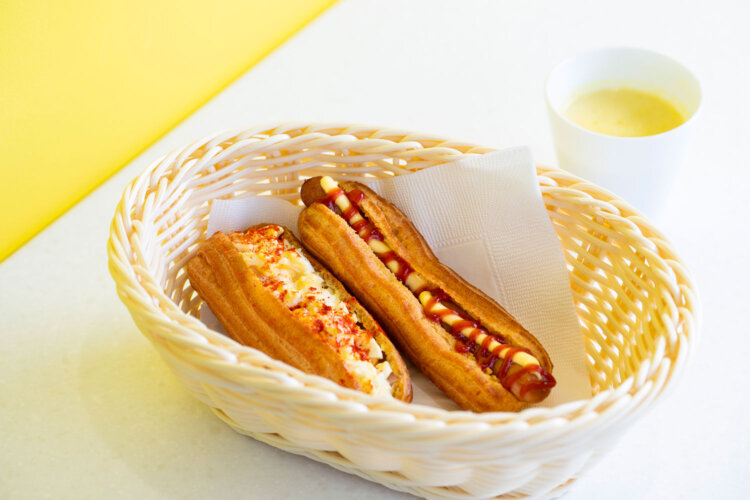 2階カフェで軽食もいかが？　エクレアドック900円。サクフワの不思議食感エクレアにチョリソーやタマゴなどの具がベストマッチ！
